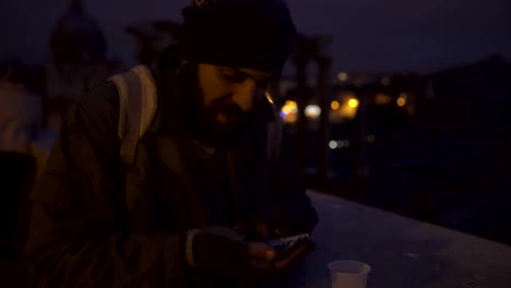 Lächelnd,-obdachlos-sein-Geld-zählen-in-der-Nacht-Elend,-Freude,-Geld