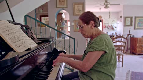 Mujer-tocando-un-piano-en-su-casa