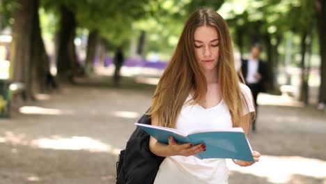 Junge-Studentin,-die-im-Freien-stehen