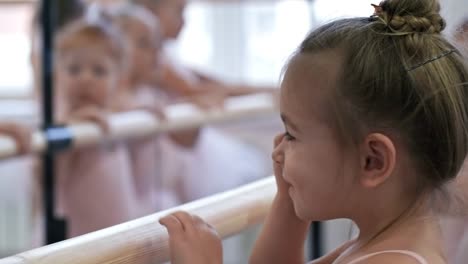 Niña-de-pie-en-la-barra-de-Ballet