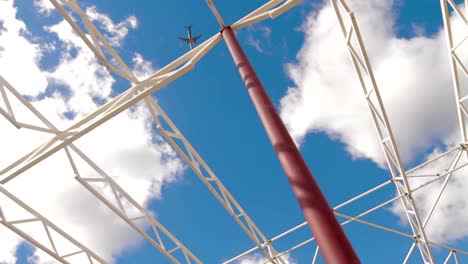 Große-Lagerhalle-Gebäude-Komplex-Flugzeug-im-blauen-Himmel