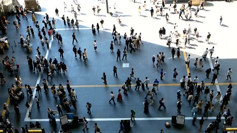 Multitud-anónima-de-personas-caminando-en-el-camino-a-pie-en-hora-punta-en-la-estación-de-Osaka,-Japón.-Secuencias-de-cámara-lenta