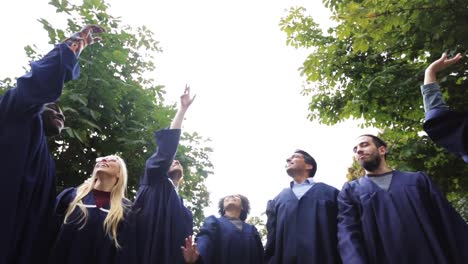 glückliche-Schüler,-die-werfende-Mörtel-bis-Bretter