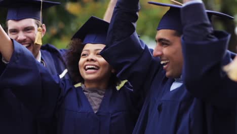 glückliche-Schüler-in-Mörtel-Boards-mit-Diplomen