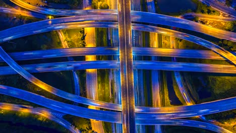 Lapso-de-tiempo-de-la-vista-aérea-de-la-autopista,-autopista-y-carretera-en-el-detalle-de-cruce-en-la-noche