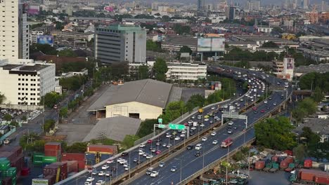 Tráfico-de-vehículos-en-autopista-urbana-de-la-ciudad