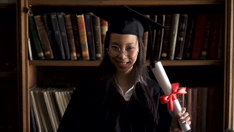 Gerne-asiatische-Studentin-in-runden-Gläsern-und-Schwarzes-Kleid-genießen