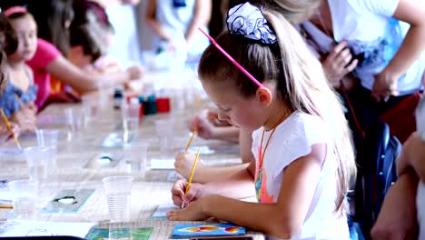 Zeichnung-Lektion,-im-Klassenzimmer,-ziehen-Kinder-mit-Farben,-Meister-die-Technik-des-Zeichnens-auf-Glas.-im-Vordergrund-zeichnet-ein-schönes-acht-jährige-blonde-Mädchen-mit-Leidenschaft