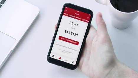 Auf-der-Suche-nach-einen-Gutscheincode-für-einen-Rabatt-auf-dem-smartphone