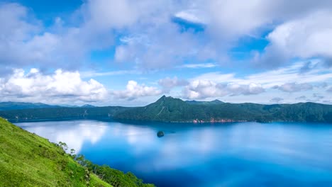 Lake-Mashu-blau