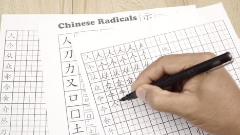 Chinesische-Schriftzeichen-im-Klassenzimmer-schreiben-lernen