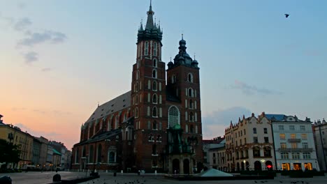 St.-Mary's-Basilica-in-old-Krakow,-evening-time-lapse