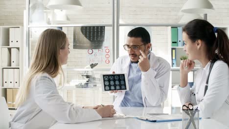 Doctors-Discussing-MRI-Images-at-Meeting