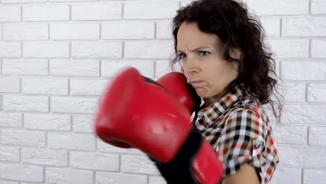 Mujer-agresiva-en-guantes-de-boxeo.