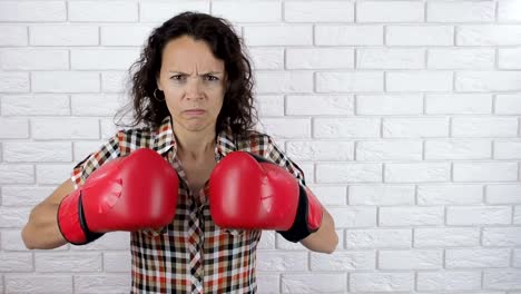 Aggressive-Frau-Boxhandschuhe.