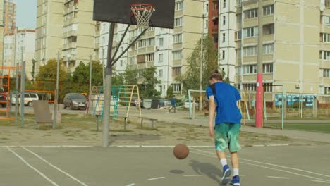 Streetball-Spieler-üben-Umgang-mit-Ballgefühl