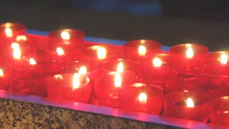 Quema-de-velas-de-altar-en-la-iglesia.