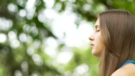 Mujer-meditando-en-Parque-closeup,-rostro-femenino-con-ojos-cerrados-el-lugar-para-el-texto-del-anuncio