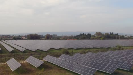 Blick-vom-High-Speed-Zugfenster-Solarparks-In-Feld