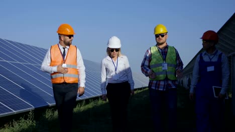 Trabajadores-de-la-electricidad-en-una-granja-solar