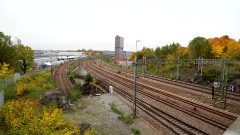 Las-vías-del-tren-de-la-estación-de-tren-en-Estocolmo-Suecia