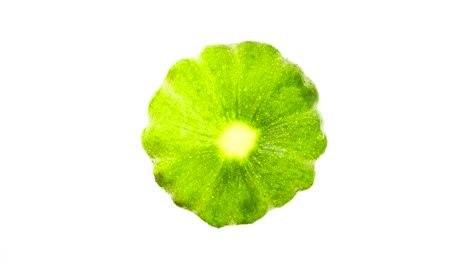 Eine-grüne-Patty-Pan-Sommerkürbis-drehen.-Auf-dem-weißen-Hintergrund-isoliert.-Close-up.-Makro.