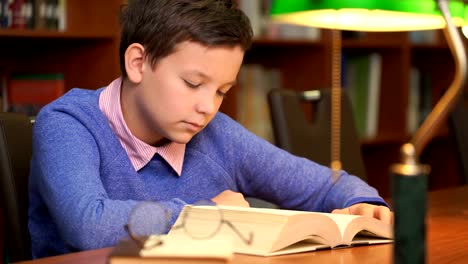 Retrato-de-niño-haciendo-sus-deberes-y-dormir-en-el-libro