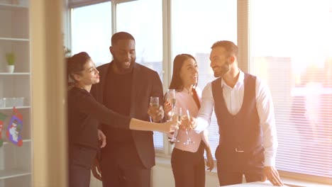 La-gente-alegre-tintineo-vasos-en-la-oficina.-cámara-lenta