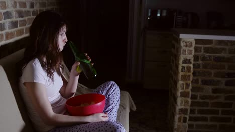 Woman-crying-and-drinking-beer-with-chips