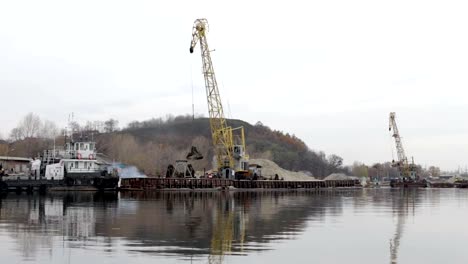 Der-Industriehafen-pour-Sand-auf-dem-Kahn-mit-einem-Kran