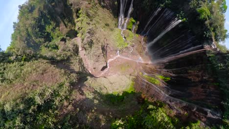 Hermosa-cascada-tropical-Cobán-sewu,-Indonesia