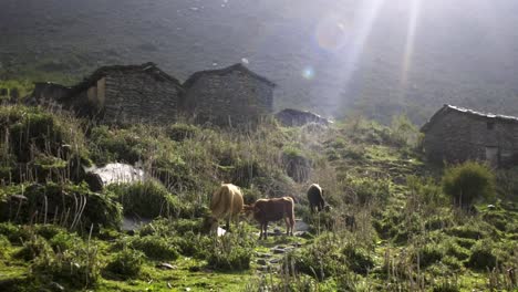 Pueblo-indio-de-montaña-en-pendiente