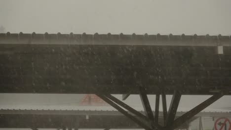 Schwere-Gewitter-und-starkem-Wind-gedreht-vom-überdachten-Parkplatz,-hd-Slow-Motion.