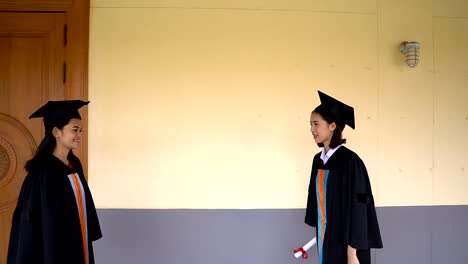 Graduados-negro-usan-trajes-negros-en-el-día-de-la-graduación-en-la-Universidad.