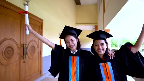 Graduados-negro-usan-trajes-negros-en-el-día-de-la-graduación-en-la-Universidad.