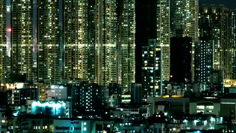 Muy-alta-densidad-de-torres-de-apartamentos-en-Hong-Kong-en-la-noche