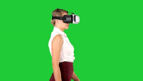 Woman-in-VR-headset-walking-on-a-Green-Screen,-Chroma-Key