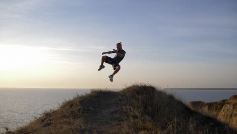 entrenamiento-de-boxeo,-hombre-luchador-saludable-elaborar-boxeador-huelgas-antes-de-concurso-en-la-colina-cerca-del-agua