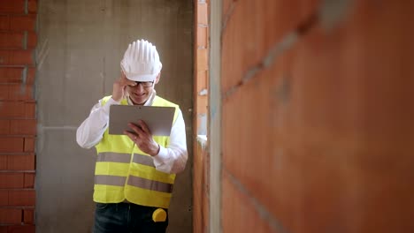 Ingeniero-con-dolor-de-cabeza-en-el-trabajo-con-el-ordenador-en-sitio-de-construcción