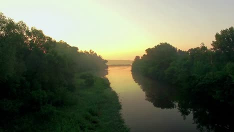 Luftaufnahme-des-Flusses-bei-Sonnenaufgang