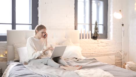 Chica-enojada-hablando-por-teléfono-mientras-estaba-sentado-en-la-cama,-lucha