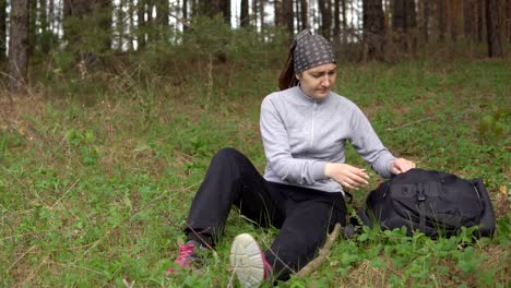 Verletzungen-in-der-Natur.-Eine-junge-Frau-ist-selbst-erste-Hilfe-geben.