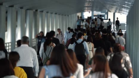 People-in-the-business-district-at-workday,-a-crowd-of-citizens