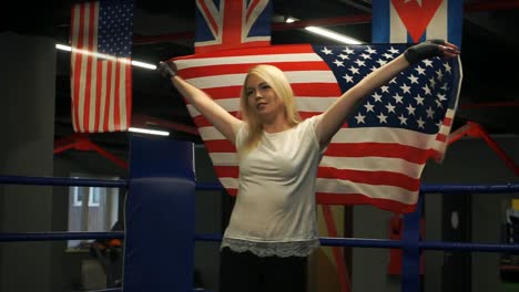 Schöne-Mädchen-Boxer-mit-einer-amerikanischen-Flagge-in-ihren-Händen