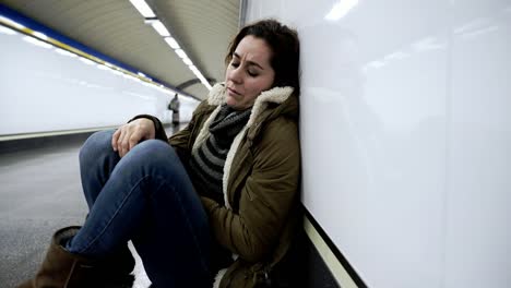 Hoffnungslos-und-erschöpften-Frau-leiden,-Depressionen-und-Angstzuständen-in-u-Bahn-Tunnel-in-Work-Life-Balance-Probleme-Negative-Körperbild-finanziellen-Schwierigkeiten-und-psychischen-Stress-Veranstaltungen-und-Loos-Geliebten.