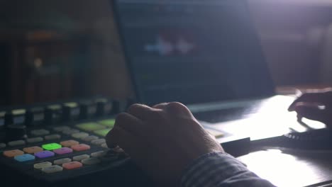 cerca-de-la-mano-del-hombre,-grabación-de-sonido-en-la-grabación-de-estudio-de-música-con-equipos-modernos-nuevos-laptop-y-monitor-de-gran-tamaño