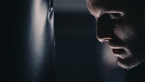 training-am-Boxsack-in-einem-Studio-indoor-Boxen-Boxer-passen