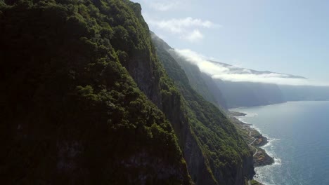 Steigenden-Blick-auf-bergigen-Küste-von-Madeira