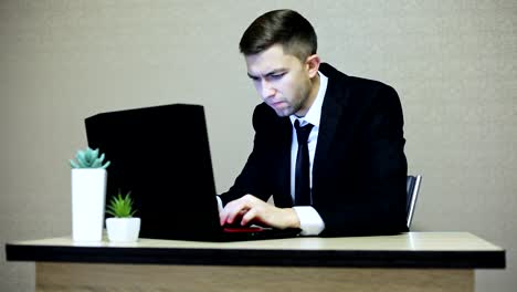 Angry-businessman-screaming-on-laptop-and-gesticulating