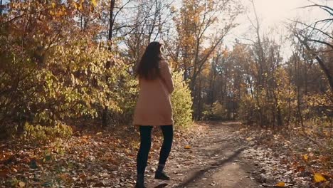 Girl-enjoying-life-outside-in-autumn.